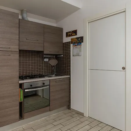 Joivy Sleek Flat With Easy Access To Apartment