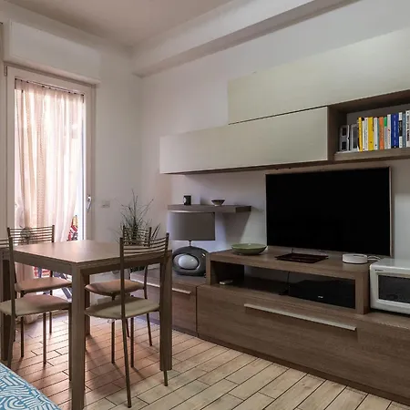 Joivy Sleek Flat With Easy Access To Apartment *
