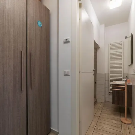 Joivy Sleek Flat With Easy Access To Apartment